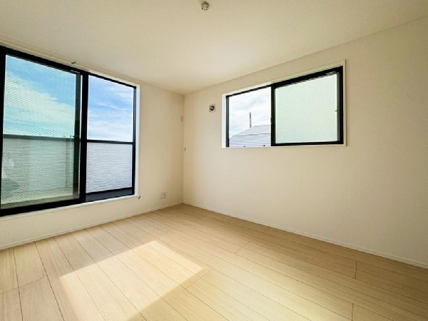 【３号棟】光を取り込みやすい2面採光の居室は日当たり良好です。クローゼットの完備で収納スペースも十分。初めてのお子様にとっての「自分の部屋」。学習デスクやベッドの配置もラクラクです。