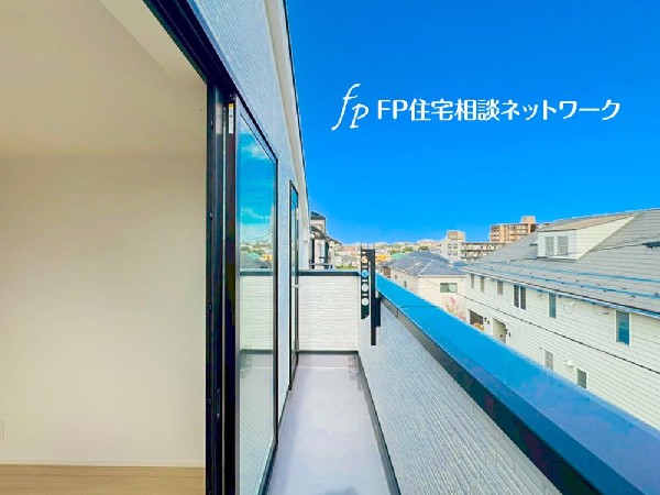 【３号棟】光を沢山取り込める大きな窓。日差しを長時間受ける事が出来る暖かいお部屋です。もちろんペアガラスなので、遮音性にも優れ、結露も発生しにくい構造。サッシ周りのカビが発生しにくくなります。