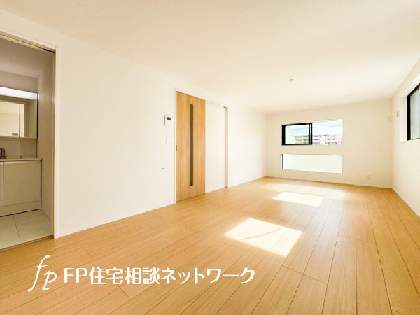 家族と過ごす時間を大切にしたい方にぴったりのゆとりある住空間です。窓からの日差しがリビングの隅々までしっかりと届きます。