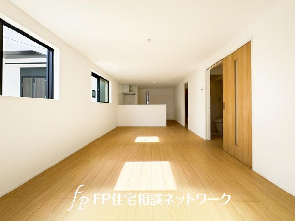 【３号棟】家族と過ごす時間を大切にしたい方にぴったりのゆとりある住空間です。窓からの日差しがリビングの隅々までしっかりと届きます。