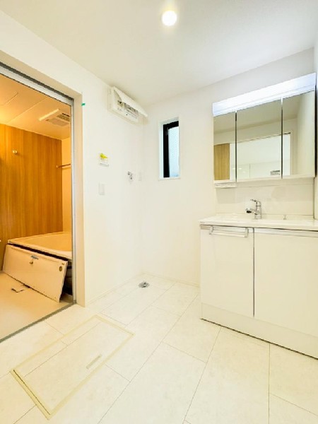 ゆとりの洗面スペースで朝の身支度も快適スムーズに。三面鏡で髪のセットやお化粧もストレスなくこなせ、朝から気分良く通勤通学に向かえそうですね！鏡の裏にはたっぷりと収納スペースを標準装備！