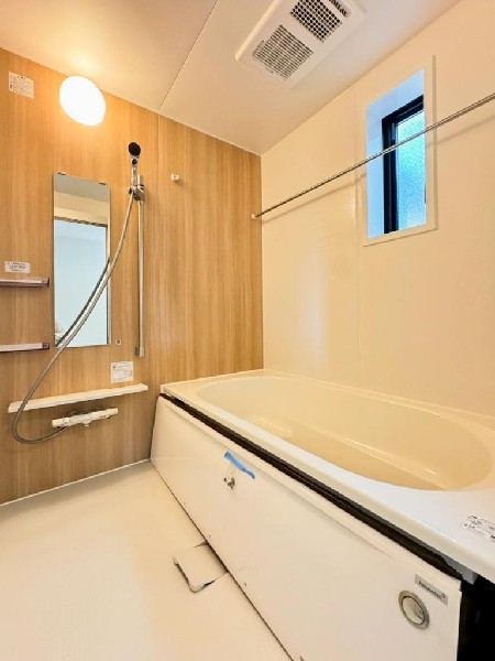 ユニットバスはゆったりとくつろげる1坪タイプ。足までしっかりと伸ばせる浴槽は、心身ともにしっかりと疲れを癒してくれます。お子様と一緒の入浴でも充分な広さです。