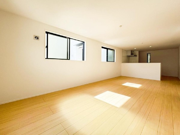 【３号棟】家族と過ごす時間を大切にしたい方にぴったりのゆとりある住空間です。窓からの日差しがリビングの隅々までしっかりと届きます。