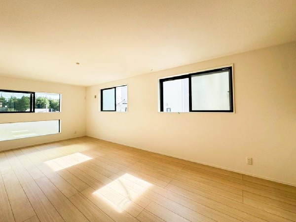 家族だんらんのスペースとなるリビング。窓が多い設計なので色々な角度から光が取り込めます。明るいリビングで新しい生活を。