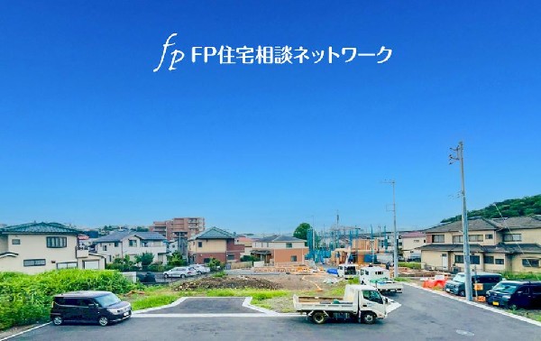 外観:良好な住環境が保たれたエリア。低層の一戸建を中心とした街並みが整然と続き周辺は高い建物が建っておらず、採光や開放性に恵まれ、空が広く緑の多い閑静な趣を感じる環境です。