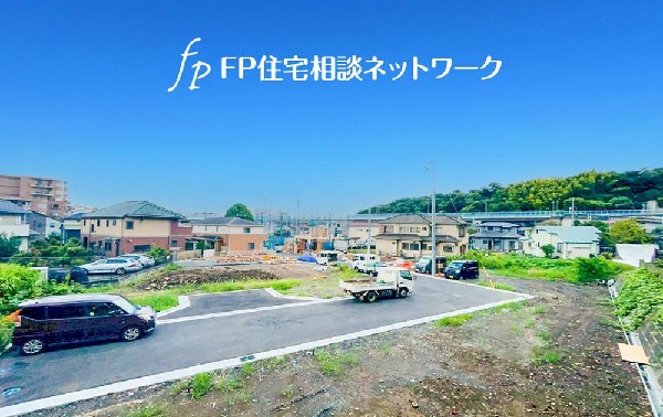 外観:四季を通じて自然と触れ合えるスポットが周辺には盛りだくさん！お散歩やジョギング、週末のご家族での遊びに最適です。目の前に広がる開放感とゆとり、暮らしの夢を育む理想の住まいがここにはあります。