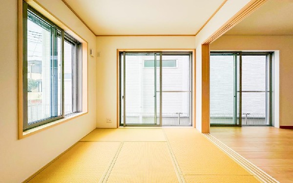 光が沢山取り込める大きな窓。日差しを長時間受ける事が出来る暖かいお部屋です。もちろんペアガラスなので、遮音性に優れ、結露も発生しにくい構造。サッシ周りのカビが発生しにくくなりますね。