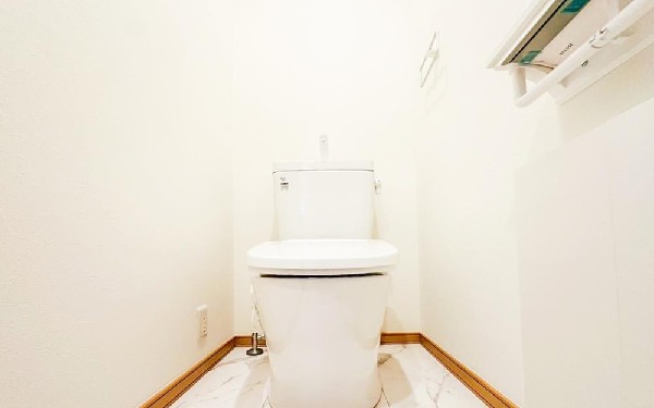 洗浄機能付き便座を標準装備。冬の寒い時期には暖房機能も活躍。快適にご利用いただけます。また、ペーパーホルダーの下の収納にはトイレットペーパーなど効率的に収納できます。