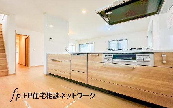 リビングを見渡せるカウンターキッチンでお子様の様子を伺いながら食事の支度が出来ます。家族の気配を感じられる、そんな空間を演出できるキッチンです。