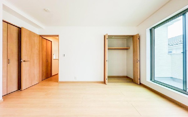 2面採光でお部屋の隅々まで明るい居室。おひさまの光を、爽やかな風をたっぷりと取り込めます。居室内はいつも明るい印象ですので、気持ちの良い朝を迎えられそう。毎日の生活も自然と明るくなりますね。