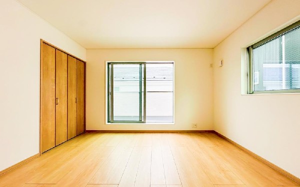 居室には収納クローゼットを完備！普段使いのお洋服や小物はもちろん、季節物のお洋服などもしっかりと整理整頓おしまい頂けます。居室空間をより広く隅々までお使いいただけますね。