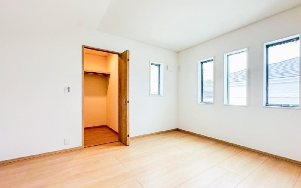 光が取り込みやすい2面採光の居室。日当たり良好です。クローゼットを完備し、収納スペースも十分。初めてのお子様にとっての「自分の部屋」。学習デスクやベッドの配置もラクラクです。