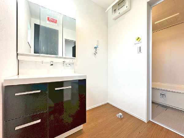 すがすがしい空気が肌をひきしめる朝。爽やかなデザインでまとめられたパウダールーム。流れる水音をBGMに鏡に映る顔が静かにゆっくりと笑顔に変わっていく時間。