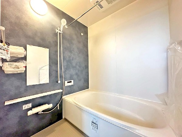 柔らかな曲線で構成されたバスタブ　お気に入りのアロマを焚きながらゆっくりと半身浴を楽しもう。