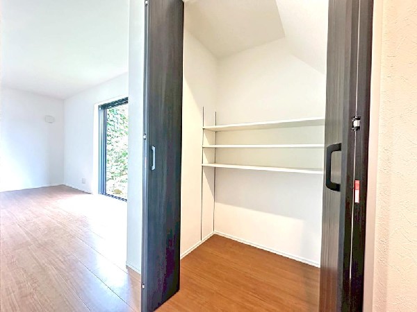 ズミカルな音楽が流れココロ踊るこのときめく空間。マガジンラックに今はまっている雑誌を置き、家事を済ませた後のブレイクタイムの励みに。パントリー収納もあるからまとめ買いで効率UP！