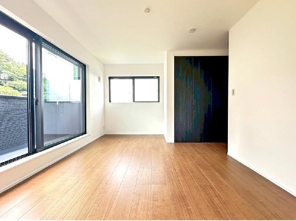 ここに帰ってくるとホットする。疲れを癒やすベッドルーム。陽光に愛されたお部屋で一日の疲れを癒やしたい。