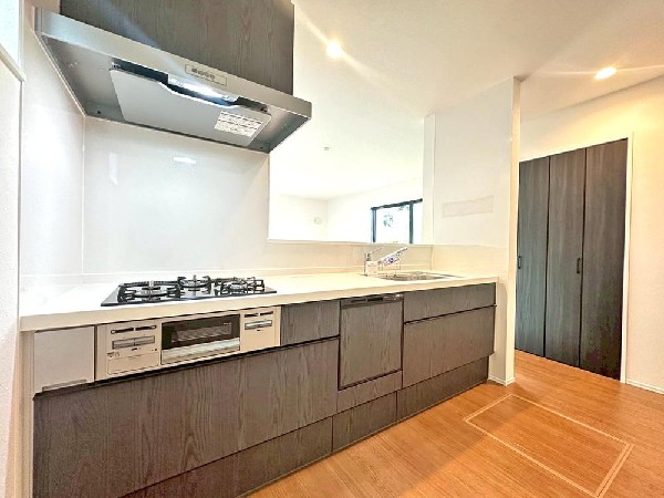 キッチンは開放感のあるカウンタータイプを採用　家事をしながらリビング・ダイニングが見渡せ、窓からはたくさんの光が差し込みます♪