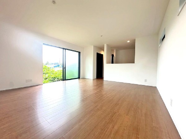 リズミカルな音楽が流れココロ踊るこのときめく空間。これまで何気なく感じていた家族の生活導線も美しく感じる瞬間　ここは我が家の”お城”なんだと幸せに包まれる。