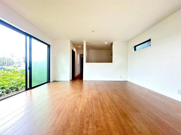 窓をあけるとすがすがしい空気が肌をひきしめる朝。鳥たちのさえずりが「おはよう」のあいさつに聞こえる。大好きなオムライスとコーヒーの香りにゆっくりと笑顔に変わっていく時間。