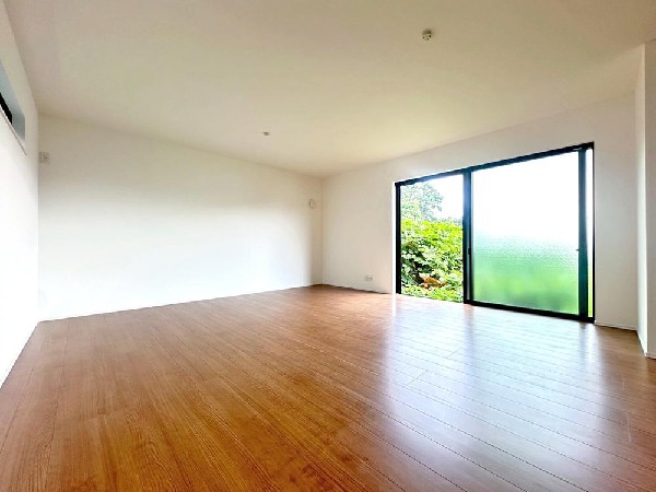 家族の思いを抱きながら、平和であることに感謝したくなる悠久の時。あたかかく感じるのは、陽当りだけではなかった！広く和やかに暮らせる空間と、家族の存在が胸にジーンと響きわたる。