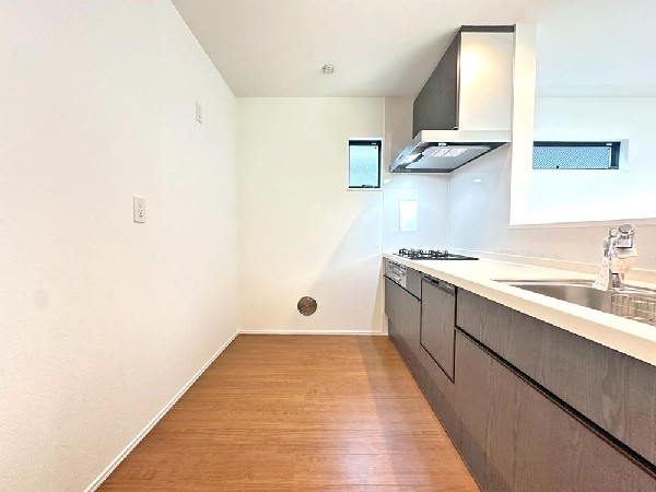 ☆☆ゆったりとしたキッチンスペース☆☆  家族の元気の源　それがこのキッチンです♪ひろびろとしたキッチンスペースには沢山の調理器具や調味料が収納でき、大きな流しもついてます　毎日のお料理が楽しみです♪