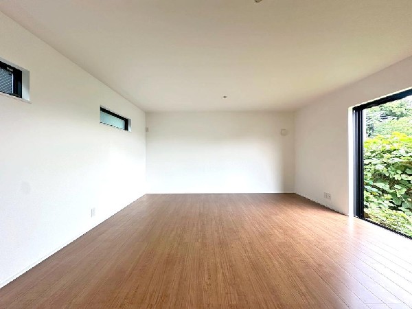 ☆☆家族の会話や笑顔が行き交うリビング☆☆  リビングで子供を走り回らせたい♪大きなソファやダイニングテーブルでゆったり食事をしたりくつろぎたい♪そんな夢が叶えられる空間です♪