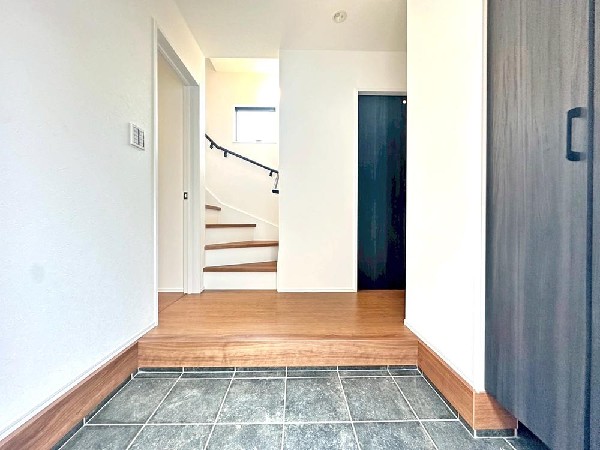 外観:住まう人の帰り、訪れる人を優しく迎える安らぎに満ちた空間　上質感あふれるエントランス