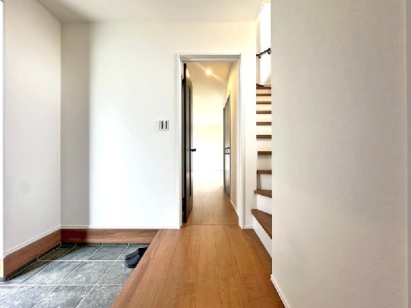 外観:家族の日常が刻まれる大切な空間。窓からのあたたかな光が家族団らんに花を添える。