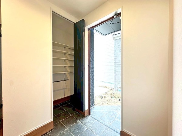 外観:適材適所の収納。すっきり暮らすことができるシューズクローク。収納棚は自分好みに高さや数を変えることができます！