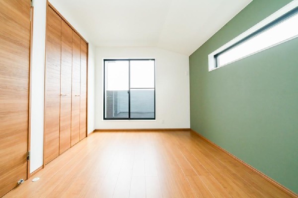 グリーン系のアクセントクロスです。世代を問わず人気で、インテリアも合わせやすい色調ですので、落ち着きと安らぎを感じさせる雰囲気になっています。