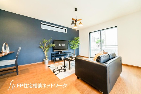 家族と過ごす時間を大切にしたい方にぴったりのゆとりある住空間です。窓からの日差しがリビングの隅々までしっかりと届きます。