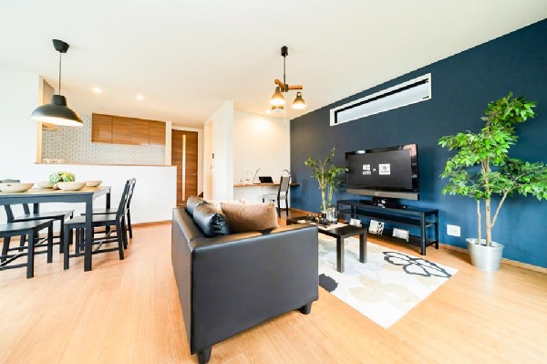 全棟１８帖の広々ＬＤＫ。導線もしっかりと取れているので、ダイニングテーブルやソファーなどの家具もしっかりと配置できます。ゆったりとした広さの空間でご家族だんらんの時間をお過ごしください。