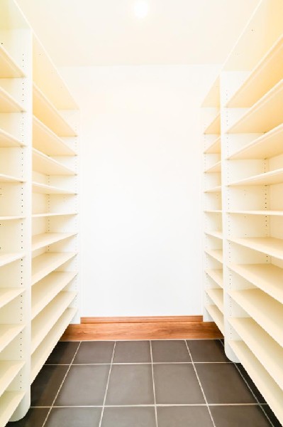 外観:大容量のシューズインクロークが嬉しい住まい。ご家族全員の靴はもちろん、お子様のおもちゃやベビーカー、ゴルフバック、洗車用品などスッキリまとめて収納できます。