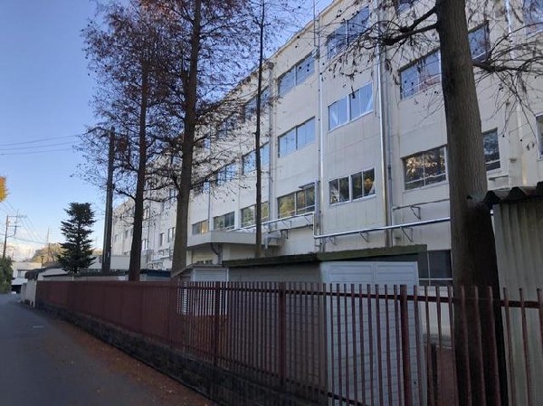 周辺環境:横浜市立大道中学校(横浜市立大道中学校まで910m 成長の過程でより濃い時間を過ごす3年間。成長していくお子様の姿が目に浮かびます。この学校で過ごす時間は、お子様にとって、とても大切な思い出となるはずです。※実際の通学路の距離と異なる場合がございます。)