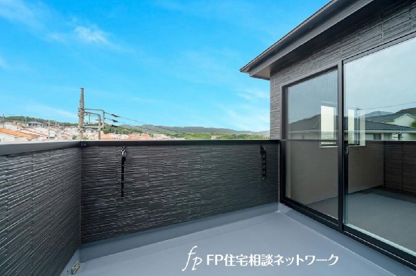 洗濯物を干すだけのスペースではもったいない多用途にご利用いただける大型ルーフバルコニーです。天気の良い日にはテーブルとイスを並べて外でお食事なども楽しめる。（B号棟）