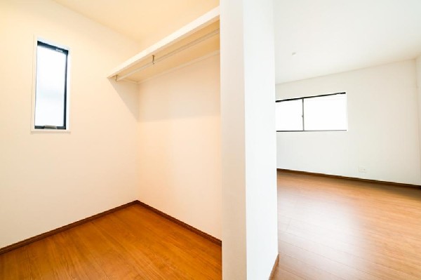 ウォークインクローゼットのある住まいで収納上手な生活を実現。衣類だけでなく、箱物や思い出の品もたっぷり収納できます。