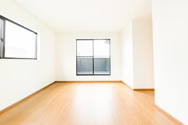 2面採光でお部屋の隅々まで明るい印象の居室。おひさまの光を、爽やかな風をたっぷりと取り込めます。居室内はいつも明るいので、毎日の生活も自然と明るくなりますね。