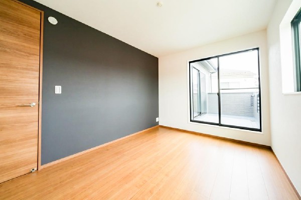 光を沢山取り込める大きな窓。日差しを長時間受ける事が出来る暖かいお部屋です。もちろんペアガラスなので、遮音性にも優れ、結露も発生しにくい構造。サッシ周りのカビが発生しにくくなります。