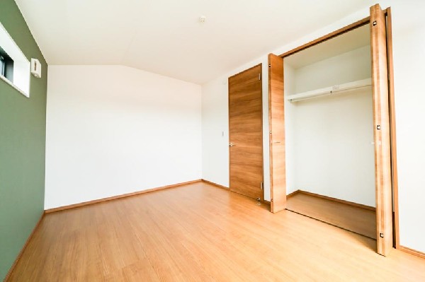 全居室には大型の収納クローゼットを完備。普段使いのお洋服や小物はもちろん、季節物のお洋服などもしっかりと整理整頓出来る。居室空間を隅々まで使えるのが嬉しい。
