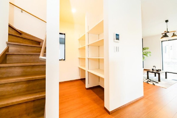 キッチン隣には、ストック食材や調理家電の収納に便利なパントリー収納付です。これだけのスペースがあれば、お水や非常食などの備蓄庫としても活躍しそうです。