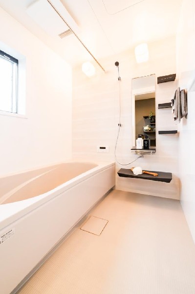 ユニットバスはゆったりとくつろげる1坪タイプ。足までしっかりと伸ばせる浴槽は、心身ともにしっかりと疲れを癒してくれます。お子様と一緒の入浴でも充分な広さです。