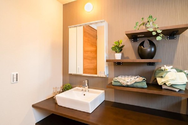 鏡の裏に収納棚を確保した三面鏡を採用。化粧品や歯ブラシなどを機能的に収納。便利な床下収納付き。