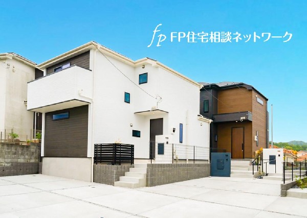 外観:四季の移り変わりを感じられる贅沢な環境。緑に恵まれたエリアで、毎日のお散歩も気持ちよさそうです。自然に包まれた穏やかな暮らしができる住環境が整っています。