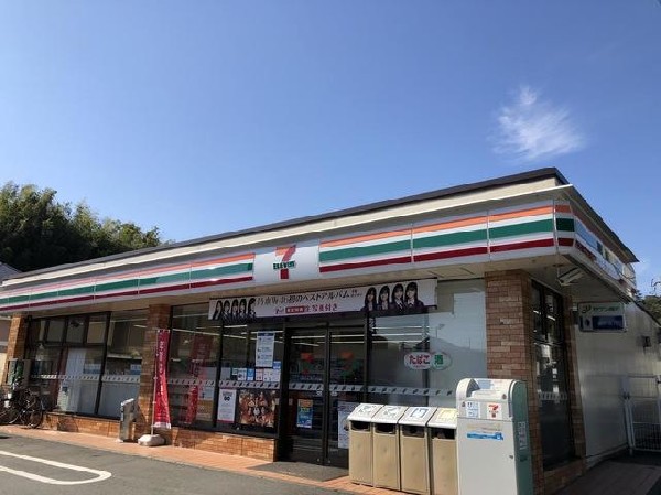 周辺環境:セブンイレブン横浜朝比奈インター店(セブンイレブン横浜朝比奈インター店まで1050m 時間を問わず、幅広い品物が揃うコンビニ。いまや買物だけではなく、行政、銀行、民間サービス等、日常生活に深く関係する最重要施設としてなるつつある。やっぱり近いと嬉しい。)