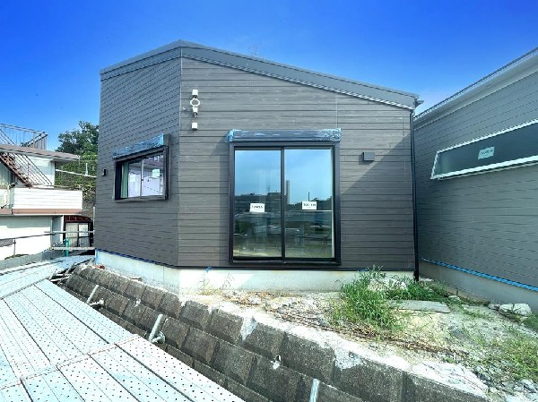 外観:窓枠から切り取られたまるで写真のような澄み切った光景。季節の移り変わりとともに、ゆっくりと愛でる時のありがたみ。