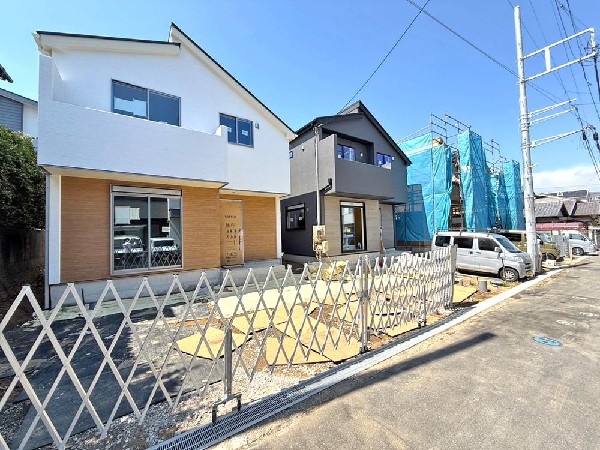 外観:窓枠から切り取られたまるで写真のような澄み切った光景。季節の移り変わりとともに、ゆっくりと愛でる時のありがたみ。