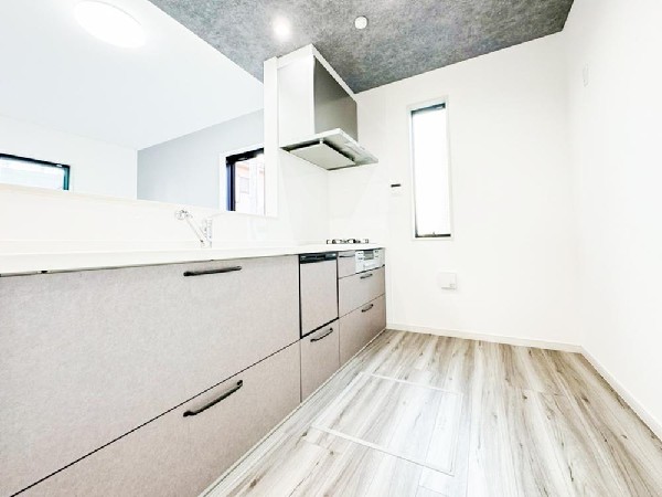 新しいキッチンは食事の支度が捗ります。お手伝いをしてくれるお子様と並びながら準備や片付けが出来るキッチンは、ご家族のコミュニケーションを育む場として活躍します。何気ない時間ですが、大切にしたいですね。