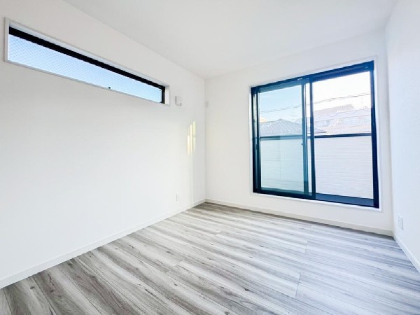 光を沢山取り込める大きな窓。日差しを長時間受ける事が出来る暖かいお部屋です。もちろんペアガラスなので、遮音性にも優れ、結露も発生しにくい構造。サッシ周りのカビが発生しにくくなります。