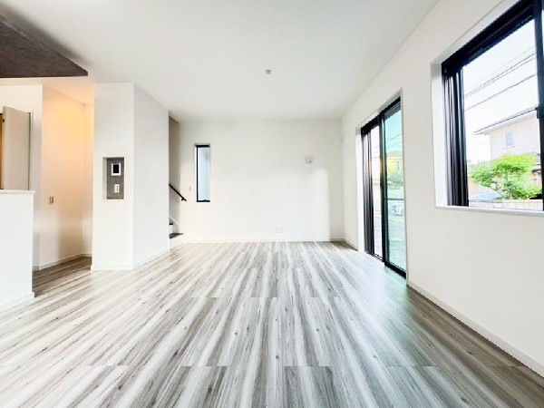 家族と過ごす時間を大切にしたい方にぴったりのゆとりある住空間です。窓からの日差しがリビングの隅々までしっかりと届きます。