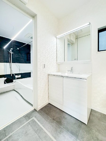 ゆとりの洗面スペースで朝の身支度も快適スムーズに。三面鏡で髪のセットやお化粧もストレスなくこなせ、朝から気分良く通勤通学に向かえそうですね！鏡の裏にはたっぷりと収納スペースを標準装備！